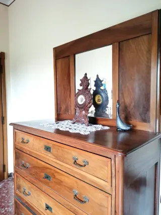 Comò in legno con specchio