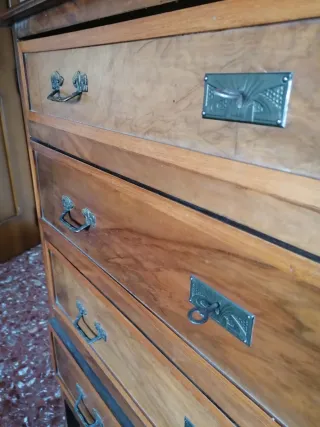 Comò in legno con specchio