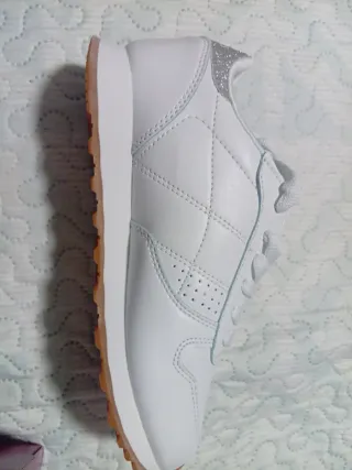 Zapatilla Skechers Dama Blanca y Plateada