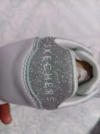 Zapatilla Skechers Dama Blanca y Plateada