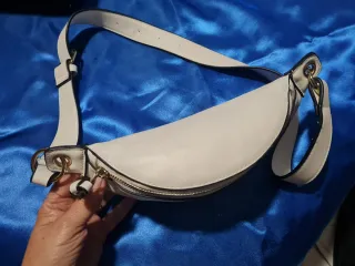 Riñonera blanca con cremallera dorada