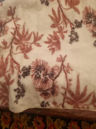Manta de lana virgen con estampado floral