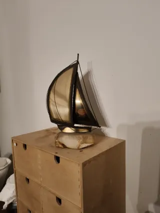 Barca a vela in ottone su pietra
