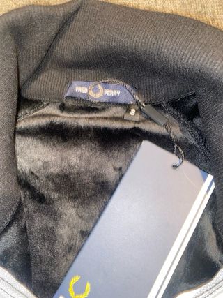 Chaqueta Fred Perry cuello alto negra