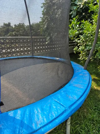 Cama elástica con red de seguridad