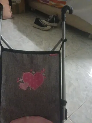 Carrito de muñecas con corazón rosa