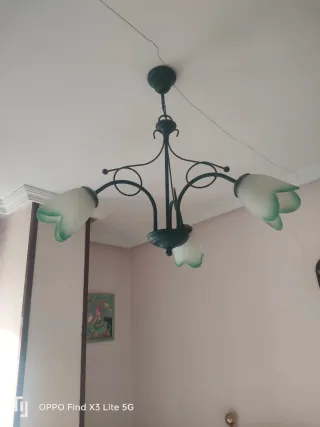 Lámpara de techo verde y blanca