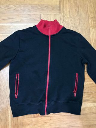 Chaqueta deportiva negra y roja