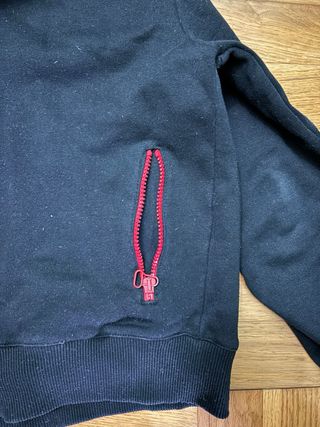 Chaqueta deportiva negra y roja