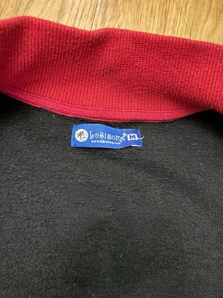 Chaqueta deportiva negra y roja
