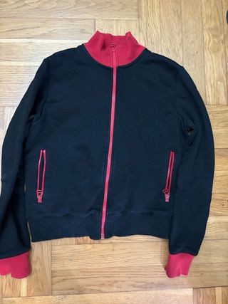 Chaqueta deportiva negra y roja
