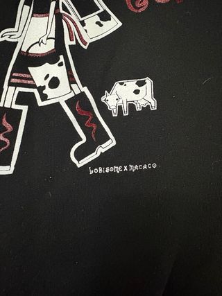 Chaqueta deportiva negra y roja