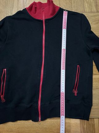 Chaqueta deportiva negra y roja