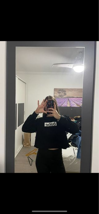 Sudadera crop Babe negra talla única