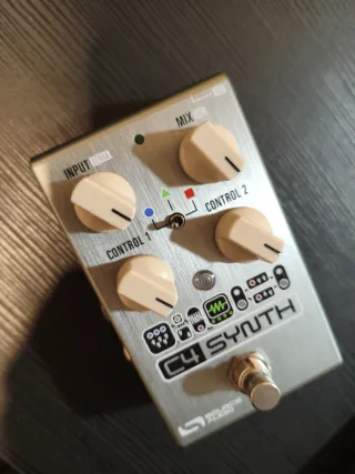 Pedal Source Audio C4 Synth Guitarra Bajo