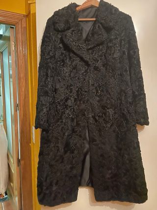 Abrigo piel negro de pelo rizado