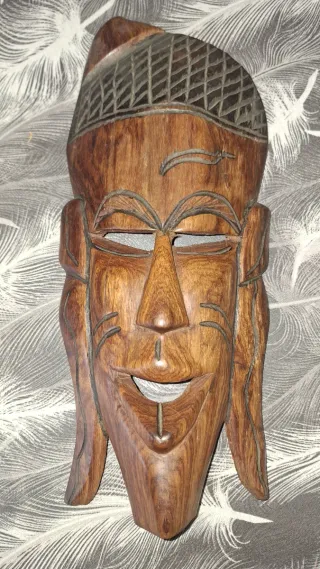 Maschera etnica in legno