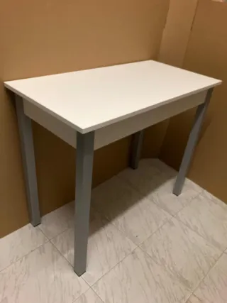 Mesa de cocina blanca y gris