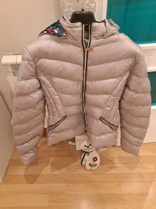 Cazadora plateada con capucha