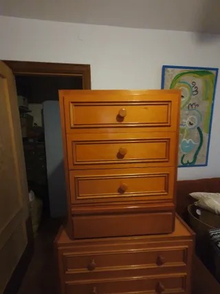 Chifonier y mesita de noche de madera