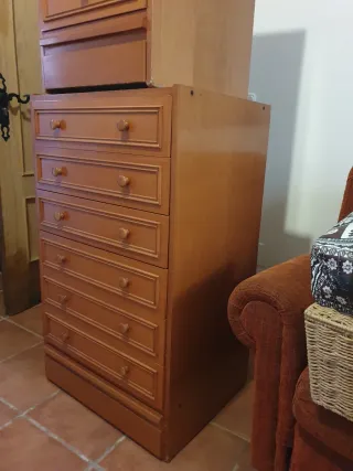 Chifonier y mesita de noche de madera