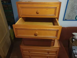 Chifonier y mesita de noche de madera