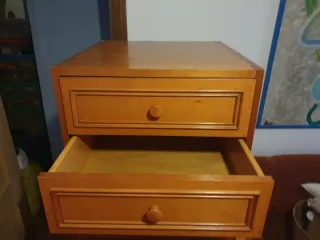 Chifonier y mesita de noche de madera