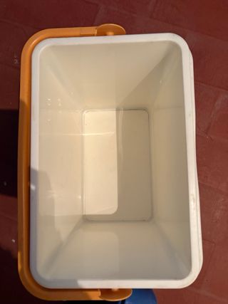 Nevera portátil azul y blanca