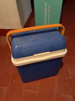 Nevera portátil azul y blanca