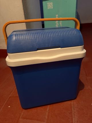 Nevera portátil azul y blanca