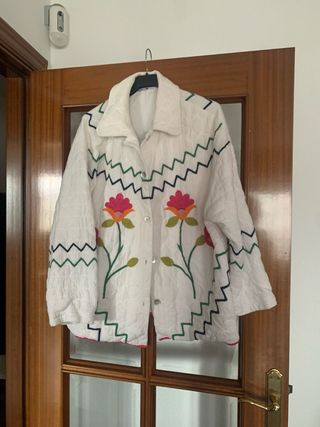 Cazadora Zara bordada flores