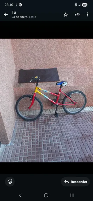 Bicicleta infantil roja y amarilla