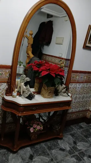 Recibidor de madera y encimera de mármol.