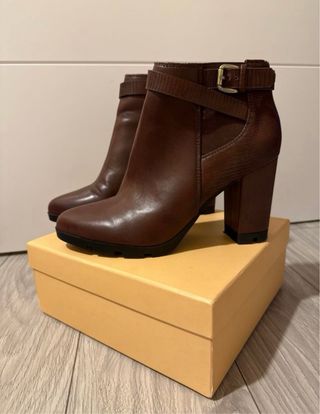 Botines marrones de tacón – estilo elegante