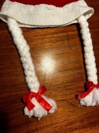Gorro Papá Noel con trenzas y lazos
