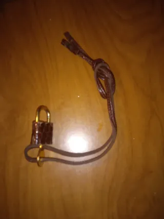 Piccolo lucchetto in metallo e vera pelle