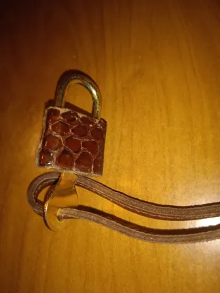 Piccolo lucchetto in metallo e vera pelle