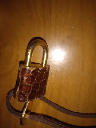 Piccolo lucchetto in metallo e vera pelle