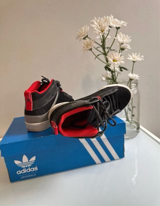 Deportivas Adidas Negras y Rojas Talla 42
