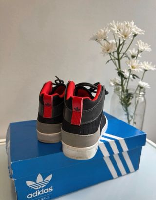 Deportivas Adidas Negras y Rojas Talla 42