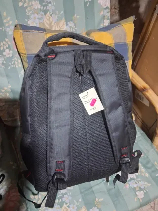 Mochila negra con diseño geométrico