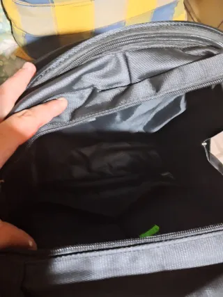Mochila negra con diseño geométrico