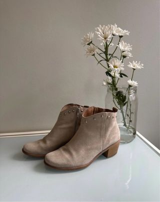 Botines de ante beige con tachuelas