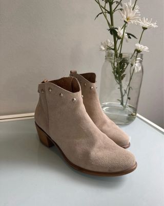 Botines de ante beige con tachuelas
