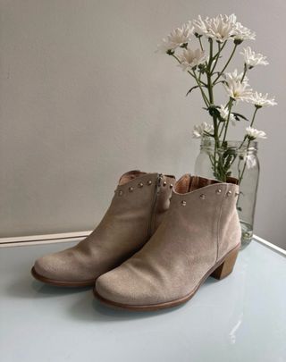 Botines de ante beige con tachuelas