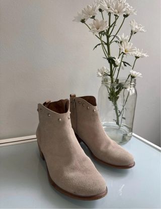 Botines de ante beige con tachuelas