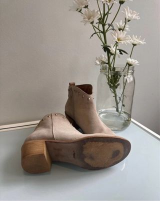 Botines de ante beige con tachuelas