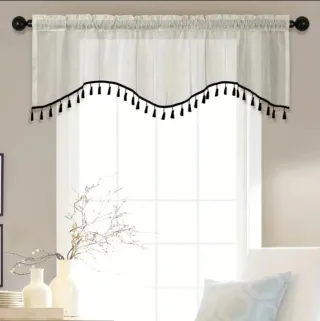 Cortina blanca con detalles negros