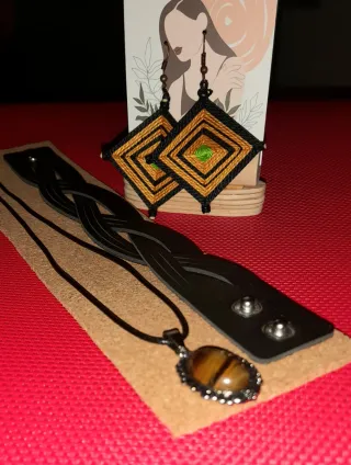 Conjunto Joyas: Pendientes, Pulsera y Colgante T