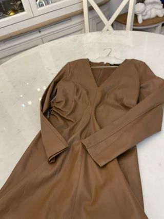 Vestido efecto cuero Zara marrón